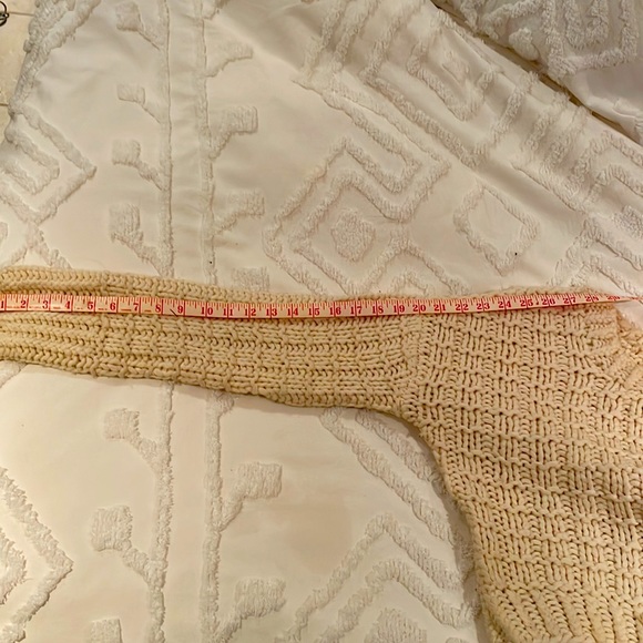 Cute, cropped cable-knit sweater size medium - Picture 4 of 6